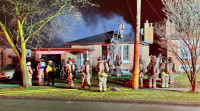 士嘉堡民宅凌晨起火 消防救出四人 兩人受輕傷送院