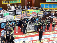 【台灣國會職權修法】立院挑燈夜戰開會  5萬群眾上街抗議藍白兩黨黑箱作業