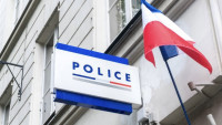 巴黎被捕男子警署内抢枪 重创2警