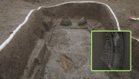 韩国庆州新罗古坟挖出2千年前“中国青铜镜”