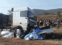 18小学生被撞死！南非大卡车逆线狂飙撼校巴 连老师司机20人全身亡