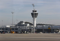 環保人士闖德國慕尼克機場跑場 航空交通受阻2小時 8人被捕