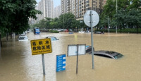 广西南宁暴雨多地积水达1.4米 街头汽车遭没顶