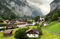 瑞士著名瀑布村塞满游客  当地拟收取入场费