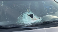 驚！高速公路上飛來橫禍  金屬碎片砸玻璃險傷人