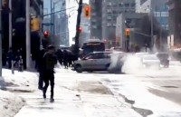 【有片】渥太華大學Van仔剷行人路橫衝直撞 司機被捕