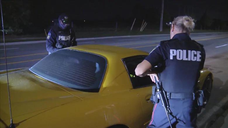 皮尔区警方截停一辆超速行驶的汽车。CBC