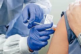 4成受訪國民表示，就算有新冠疫苗也會先觀察一段時間才注射。資料圖片