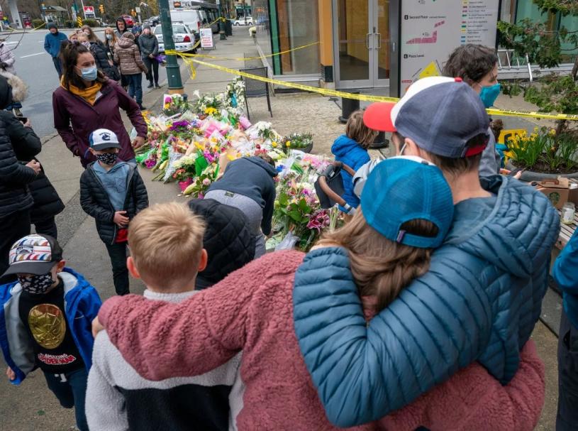 市民在图书馆外摆放鲜花悼念受害者。加通社


