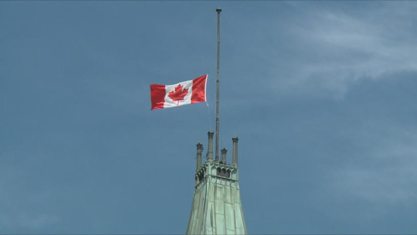 位于渥太华的和平塔星期日降半旗致哀。CTV