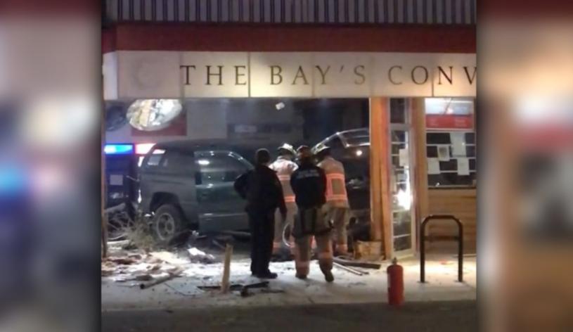 西温便利店遭人开车闯入洗劫 。 CTV图片