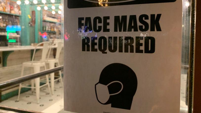 温市一间商户要求顾客戴口罩。News 1130资料图
