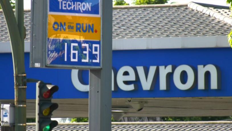 图为在周一，温哥华一间Chevron标出每公升汽油1.639元。CTV