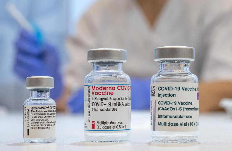 本国正在使用的3款新冠疫苗：辉瑞(左)、莫德纳(中)及阿斯利康(右)。路透社