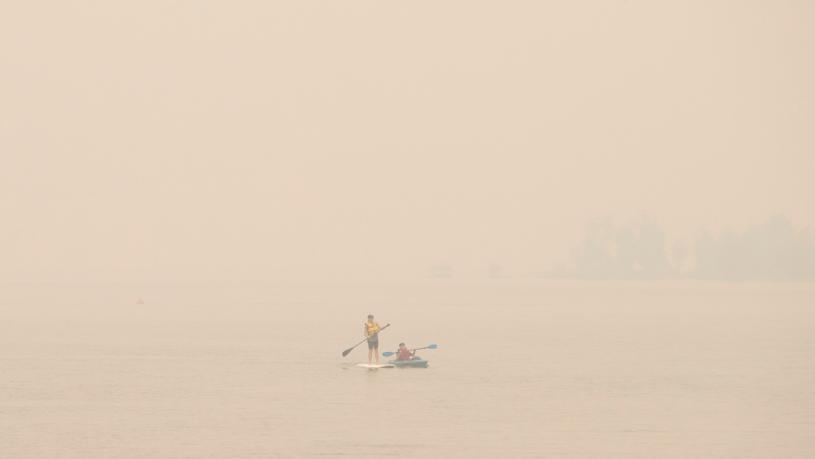 卑诗内陆的西卡姆斯(Sicamous)受山火影响烟雾弥漫，人们仍在户外活动。加通社