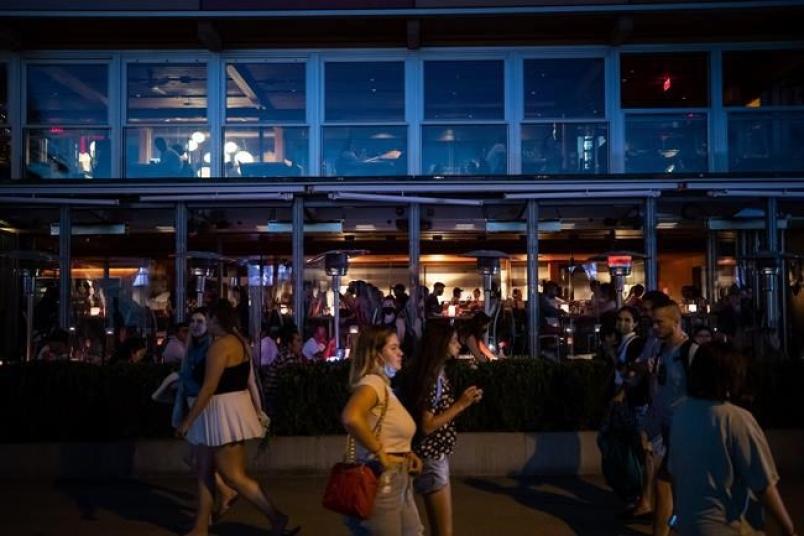 温哥华英吉列湾一家餐厅在6月下旬一个周一晚上人头涌涌。加通社