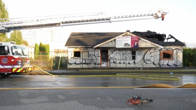 温市废弃物业发生火警。  CTV图片