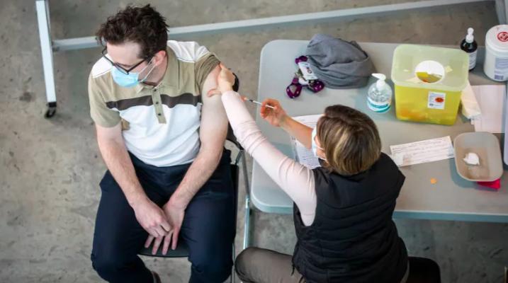 第四波疫情严峻，医护人员希望可以有更多卑诗省市民愿意接种疫苗。CBC