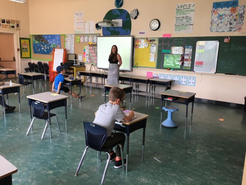 温哥华一家小学采取了保持距离及低密度课堂的措施。温哥华教育局