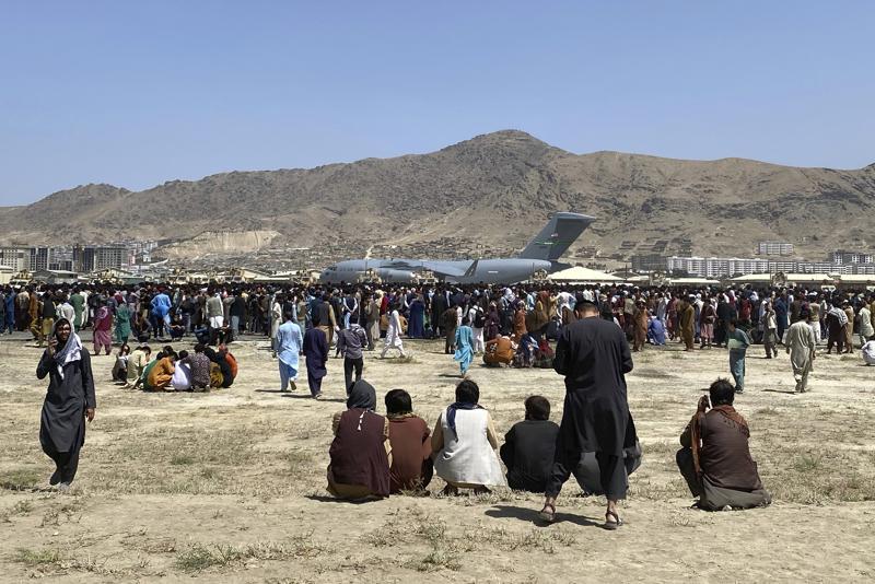 大批阿富汗民众涌到喀布尔机场，力求挤上正在撤离的航机。美联社