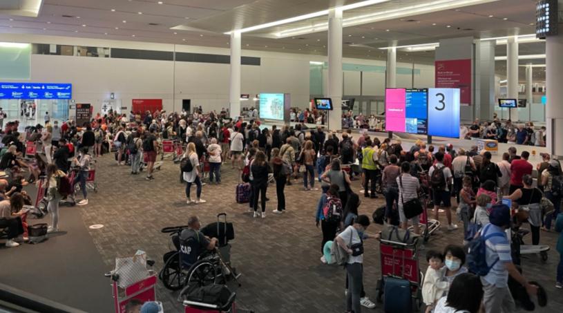 多伦多皮尔逊国际机场上月聚集大批旅客，等候进行检疫及入境程序。km6414推特图片