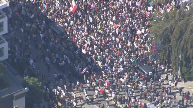 温市警方估计，周三高峰时群众聚集人数高达5,000人。Global