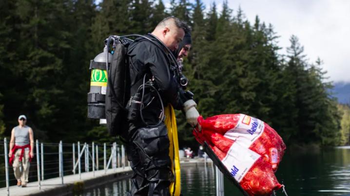 Henry Wang和他的团队经常以志愿者身分清理海洋垃圾。CBC