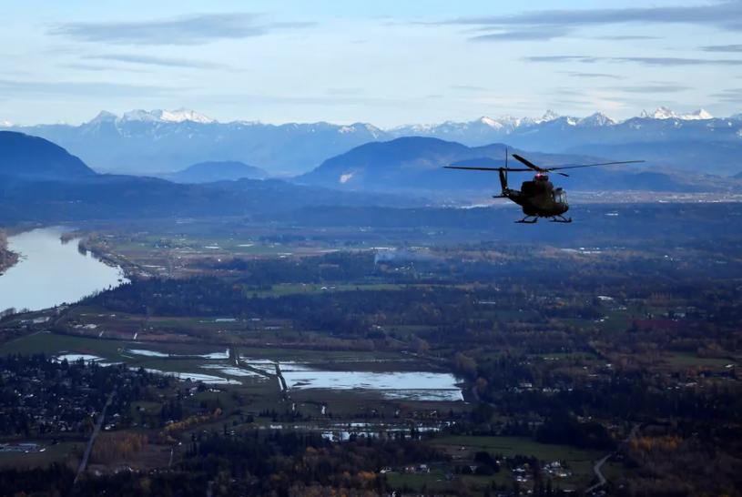加拿大皇家空军直升机星期日在阿波斯福上空堪察灾场情况。 路透社