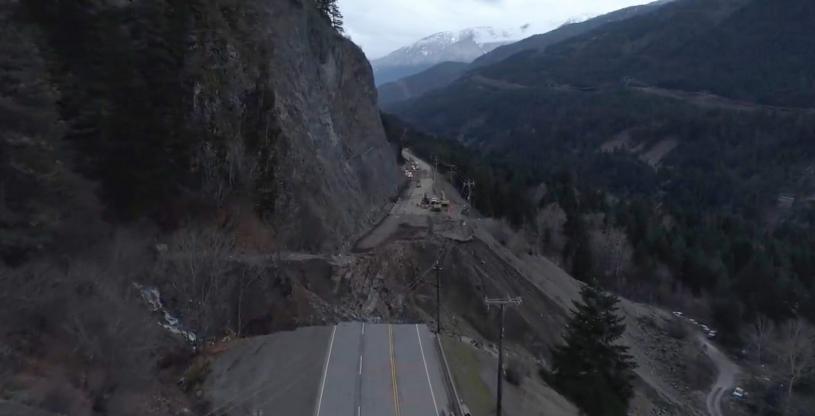 卑詩Jackass山附近一號公路出現大面積坍塌。@TranBC/Twitter