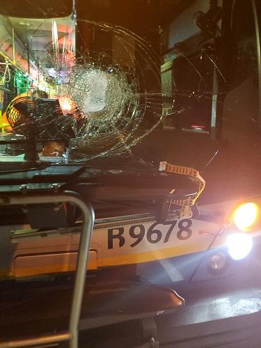 巴士前挡风玻璃受损。 RCMP提供