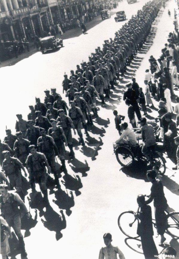 1941年11月15日，近二千名加军抵达香港增援，沿弥敦道步往深水埗军营。 联邦图书馆及档案处