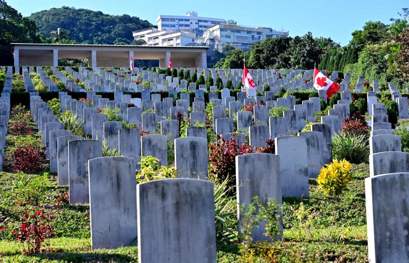 在参与香港保卫战的1,975名加拿大人中，有290人阵亡，另有逾260人在战俘营丧生。 加拿大驻港澳领事馆
