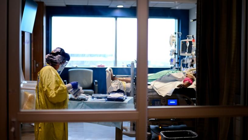 去年12月，多倫多漢伯河醫院深切治療部一名新冠患者正在接收治療。 加通社