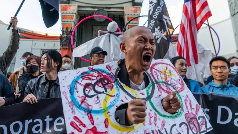 周五有团体在美国洛杉矶集会，呼吁全面抵制北京冬奥。 美联社
