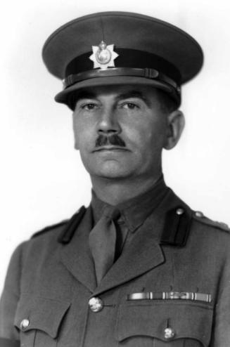 罗逊准将坚拒投降，舍身成仁，成为本国在二战中阵亡的最高级军官。 联邦图书馆及档案处