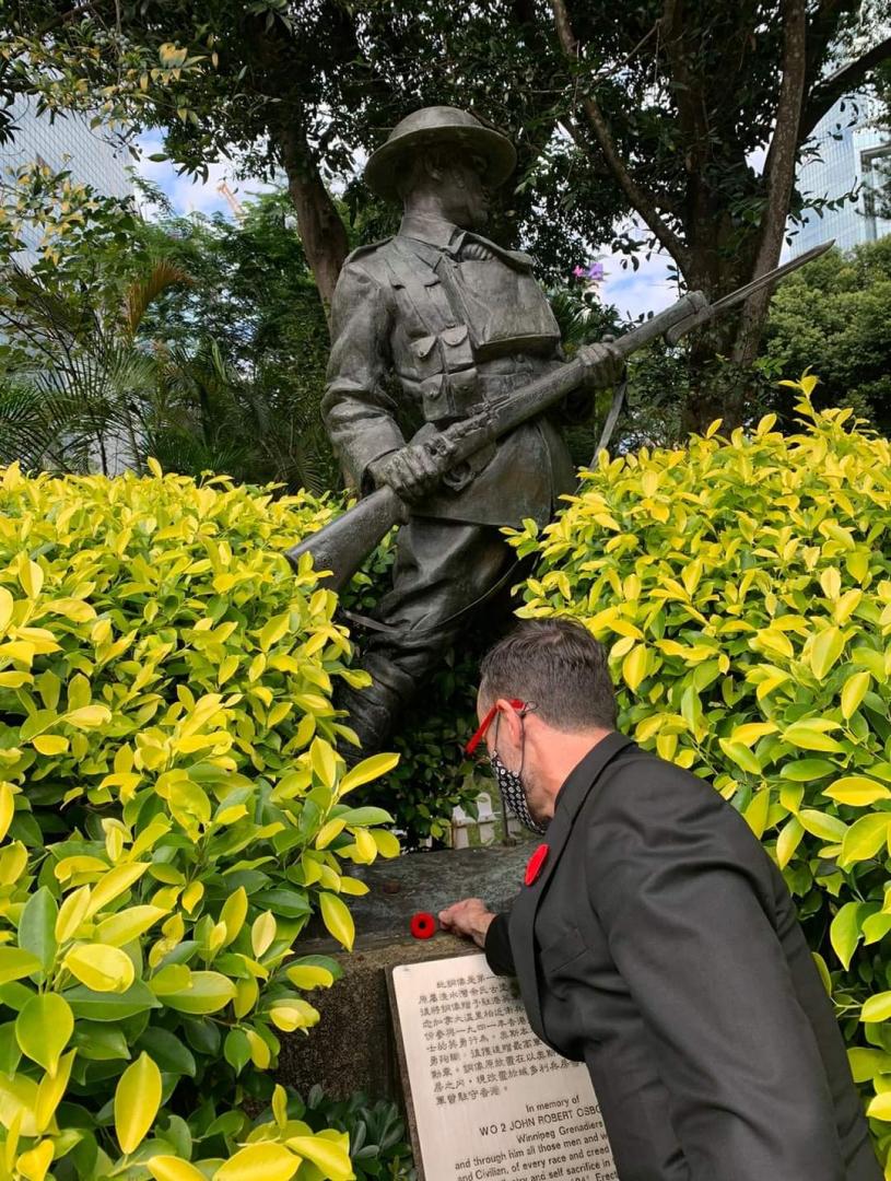 纪念温尼辟榴弹兵营奥士本准尉的铜像，屹立于香港公园。加拿大驻港澳领事馆