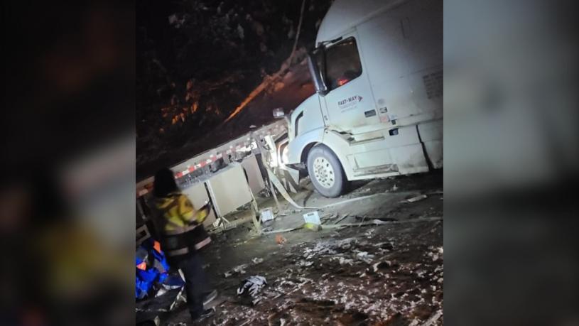 车祸发生在周六晚上6点，当中涉及几辆商业货车、一辆面包车和其他车辆。CTV