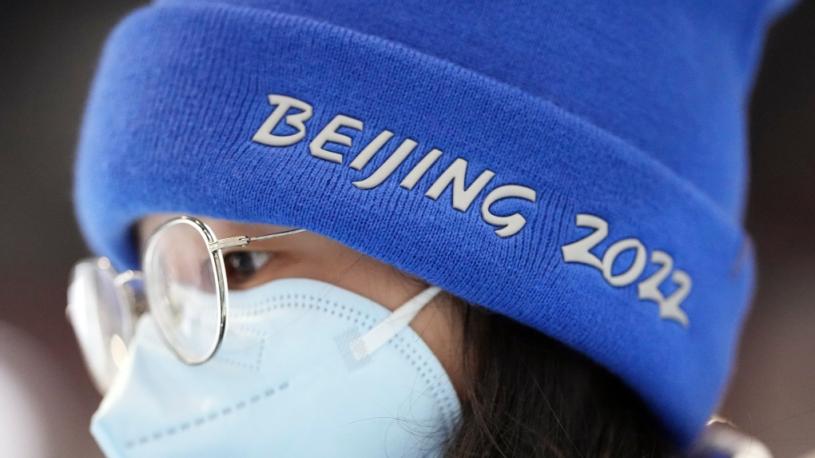 一名女子戴著北京冬奧的紀念帽。CTV