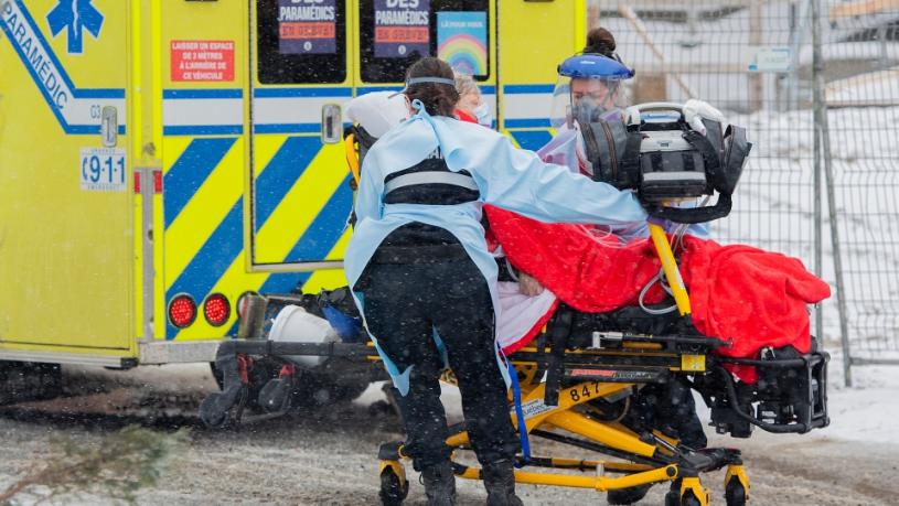 星期日在满地可，穿上防护装备的救护员把病人抬上救护车，赶送医院。 加通社