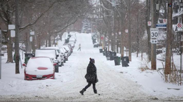 加拿大環境部表示，預期大雪於周一迅速向東北部蔓延。CBC
