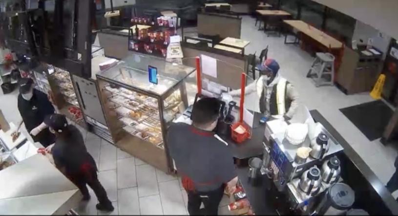 警方尋找潑咖啡男子。   視頻截圖