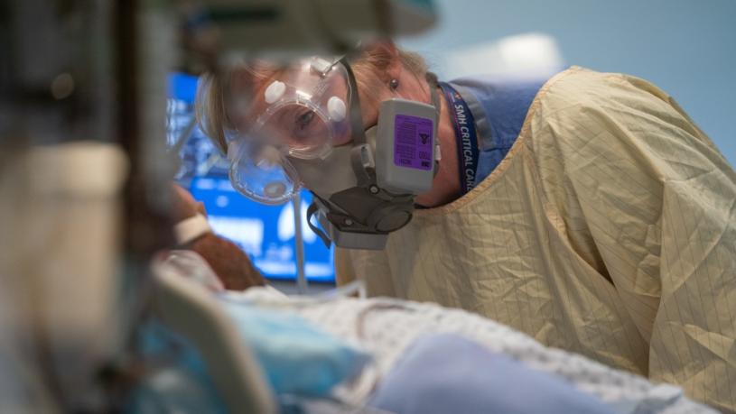 專家指奧密克戎疫情已令醫療體系不堪重負。圖為去年6月4日，卑詩省素里紀念醫院深切治療部一名護士照顧新冠病人。 加通社資料圖片