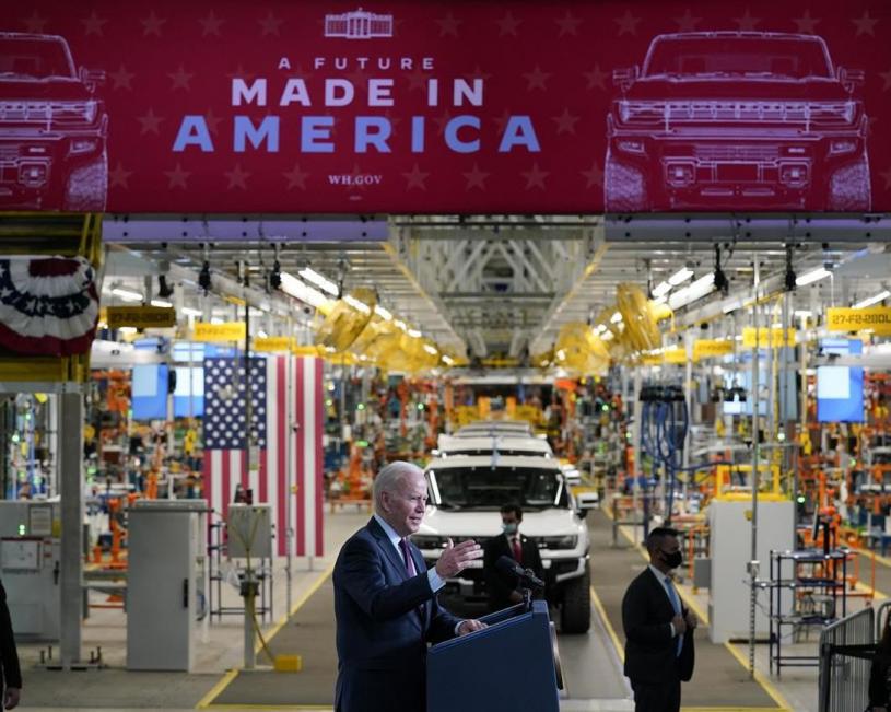 美国总统拜登去年11月17日在底特律一家通用车厂内发言，宣传《重建美好法案》。 加通社资料图片