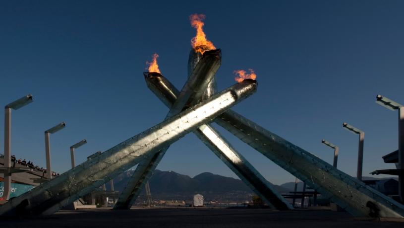 溫市中心的冬奧火炬，有機會在2030年再次全面燃點。加通社資料圖片