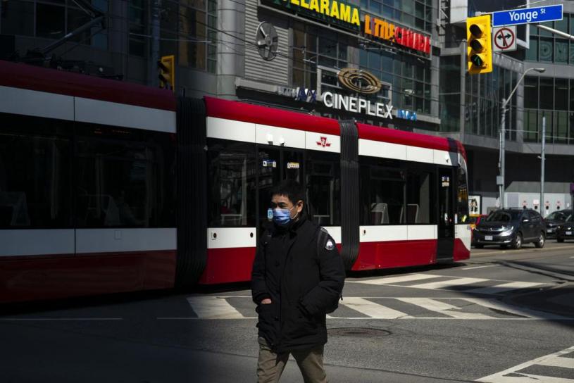 加拿大部分省份已進入第6波疫情，口罩仍是隨身不可少的保護物。星報資料圖片

