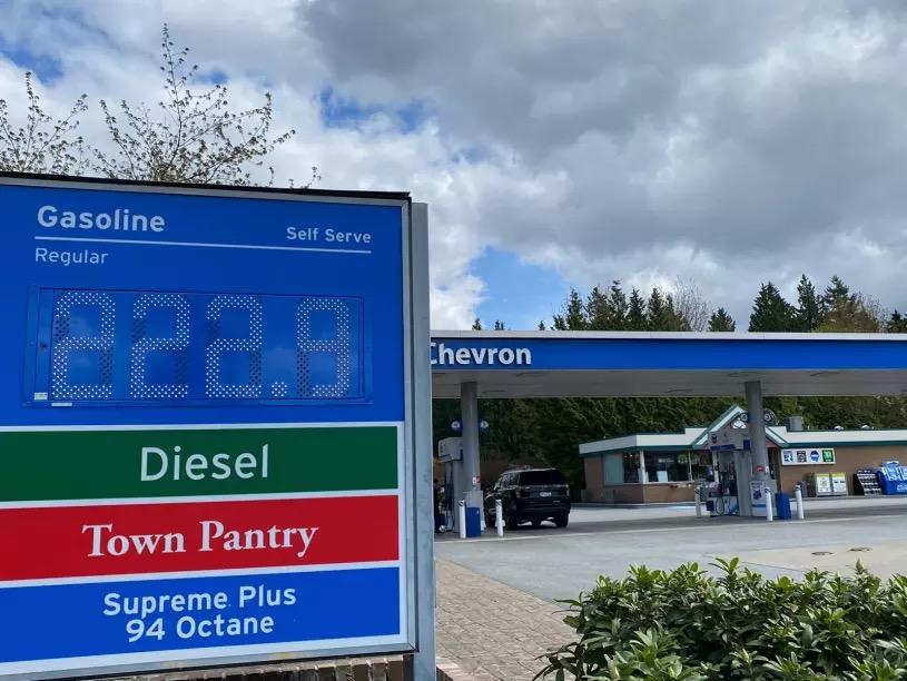 卑詩油價飆升至每升222.9仙。星島記者攝