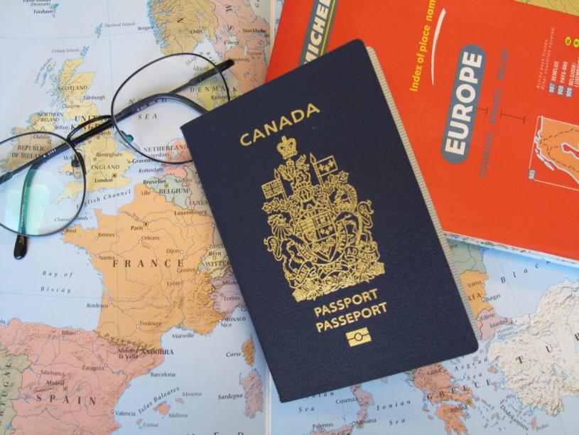 加拿大護照。星報資料圖片
