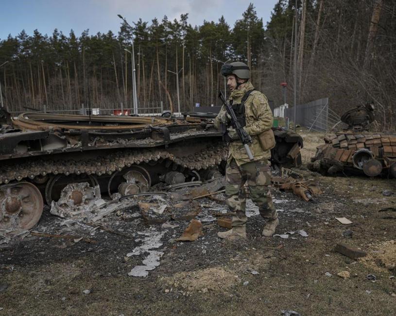 月前也有一批俄羅斯坦克被烏克蘭軍方催毀。加通社資料圖片