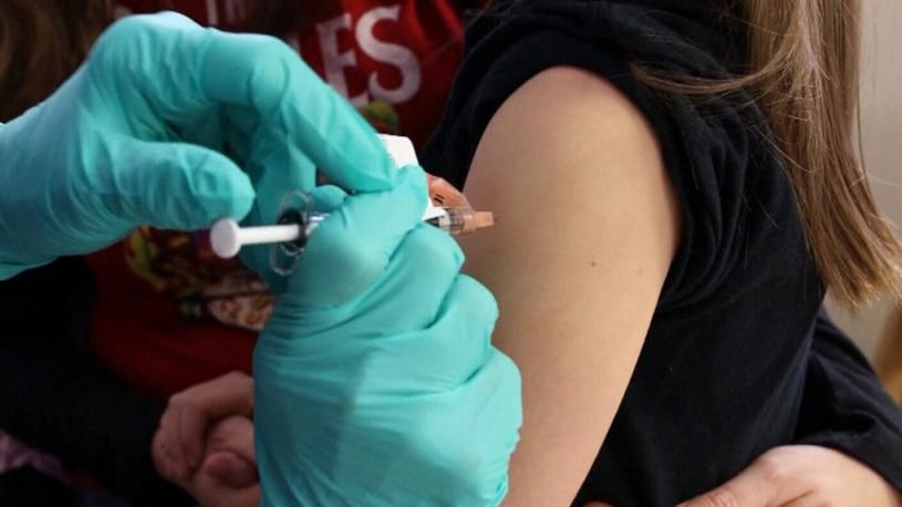 一名兒童正注射疫苗。加通社資料圖片