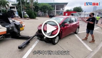 (視頻)交通意外｜碰碰車真人騷 九旬司機私家車撞入AIA遊樂設施